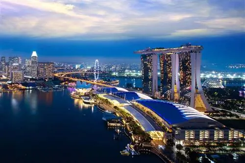 Городской пейзаж Сингапура в сумерках