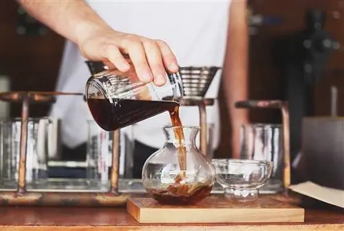 Кофе наливают в кофейне Single O в Сиднее.