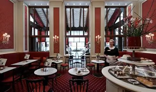 Внутри кофейни Sacher Hotels в Вене