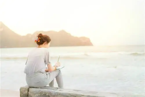 Женщина пишет на пляже