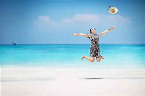 Женщина прыжок с пляжа