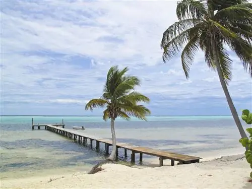 Пляж Маленький Кайман с белым песком и деревянной дорожкой
