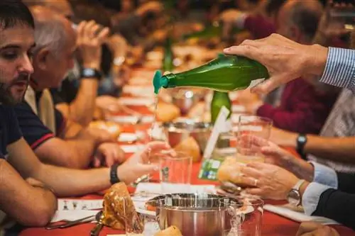 Баскская еда и сидр, льющиеся с маршрута Сагардоа