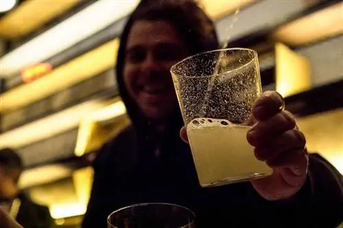 Разлив баскского сидра в Brooklyn Cider House