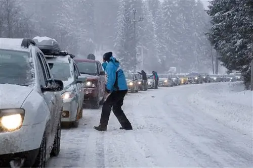 Неопытные водители и слишком много автомобилей на дорогах горных городов приводят к многочасовым пробкам и задержкам как для туристов, так и для местных жителей.