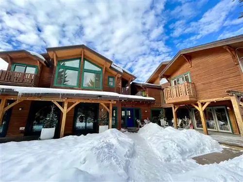 Чрезмерный туризм может убить горнолыжные курорты, но пребывание в отелях помогает создавать рабочие места для местных жителей.