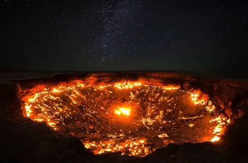 Знаменитый газовый кратер в селе Дарваза в пустыне Туркменистана