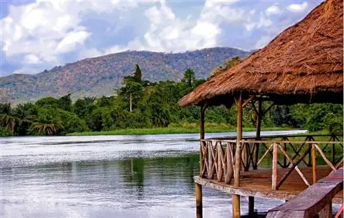 Красивый западноафриканский пейзаж с водой и холмами на заднем плане