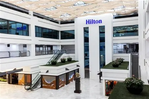 За пределами Hilton, один из лучших отелей в аэропорту Мехико.