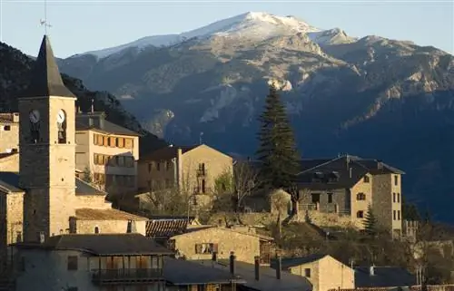 Пруллан из Серданьи на фоне заснеженной горы