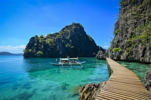 бирюзовая вода с лодкой на филиппинах