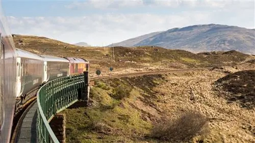 Вид на Caledonian Sleeper, спальный поезд из Лондона в Шотландию.