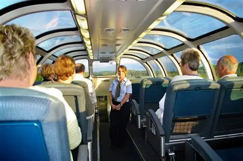 Вагон со стеклянным куполом в поезде, курсирующем между Торонто и Ванкувером