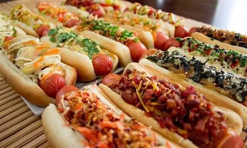 Ряд загруженных хот-догов из фуд-холла Ponce City Market