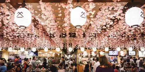 Внутри фуд-холла Shirokiya Japan Village Walk на Гавайях.