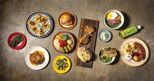 Распространение еды из DeKalb Market Hall в Бруклине, Нью-Йорк.