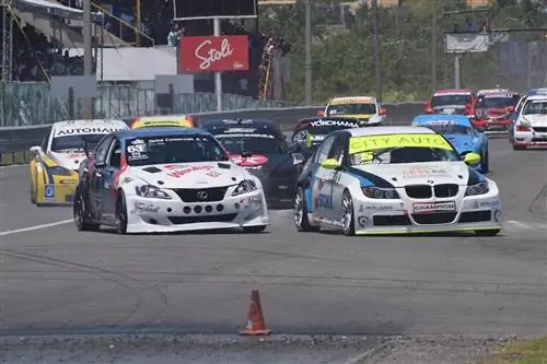 Автомобили, участвующие в гонках на автодроме Sunix