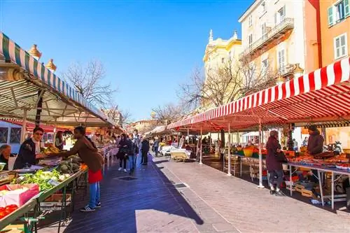 Различные овощи и фрукты выложены на прилавках известного рынка Cours Saleya в Ницце, Франция.