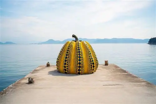 Гигантская скульптура тыквы Яёи Кусама на фоне моря на острове искусств Наосима в Японии