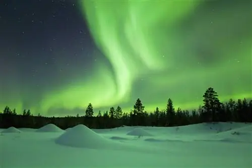 Северное сияние над снежным пейзажем