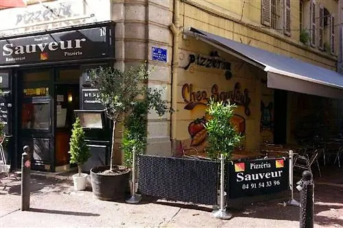 Парадные двери Chez Sauveur в Марселе, лучшем французском городе для пиццы