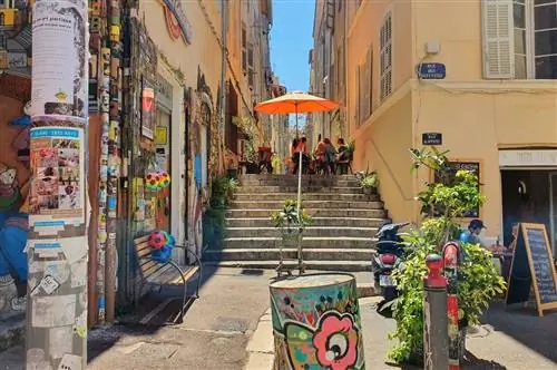 Улицы и лестницы в Panier Marseille - лучшем городе Франции для стрит-арта
