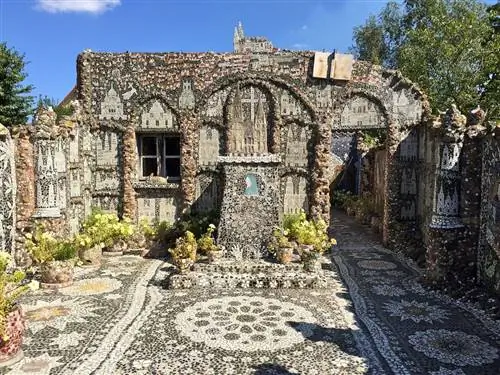 Внутренний двор Maison Picassiette