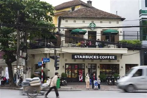 Рабочие в любом месте - знак Starbucks в Ханое, Вьетнам