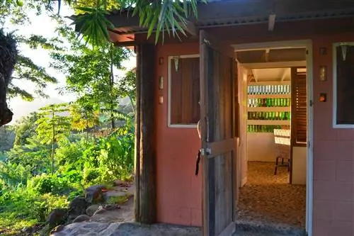 Крошечный дом Bottle N Conch Airbnb на Сент-Винсенте и Гренадинах