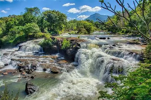 красивый водопад в Тад Ло на плато Болавен, Лаос