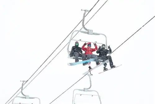 Лыжники на кресельном подъемнике на горнолыжном курорте Сода-Спрингс