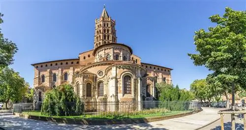 Панорамный вид на базилику Святого Сернина в Тулузе, Франция