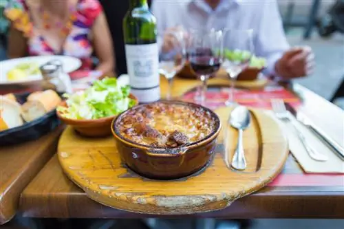 Традиционное блюдо Cassoulet подается в ресторане Тулузы, Франция.