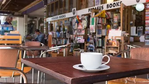 Чашка кофе на улице в книжном магазине Pegasus в Веллингтоне, Новая Зеландия.
