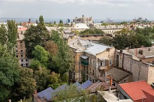 Вид с воздуха на крыши и старые дворы Одессы