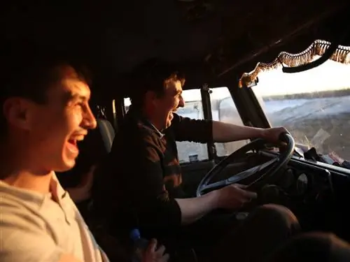 Познакомьтесь с крутыми сибирскими дальнобойщиками, которые рискуют жизнью, буквально ездя по тонкому льду