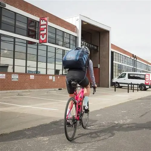 Велосипедист у офиса CLIF Bar Велосипедист у офиса CLIF Bar