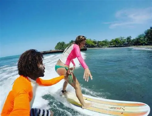 Два человека занимаются серфингом в Коста-Рике