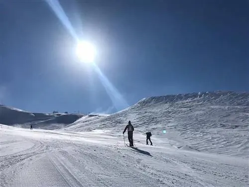 Лыжники на свежем белом порошке на ливанской горе