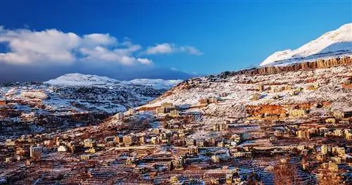 Красивый пейзаж горного ливанского горнолыжного городка зимой