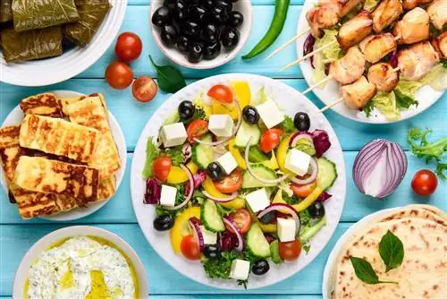 Греческая пищевая смесь на синем деревянном фоне