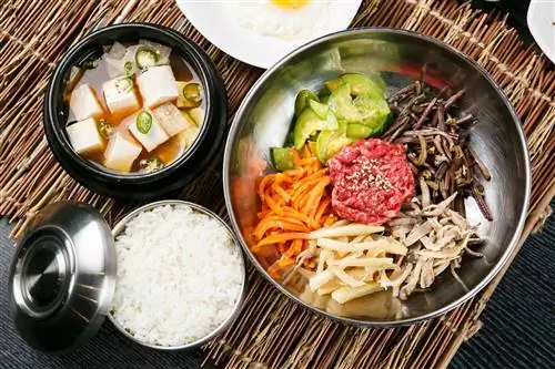 пибимпап с рисом на татами