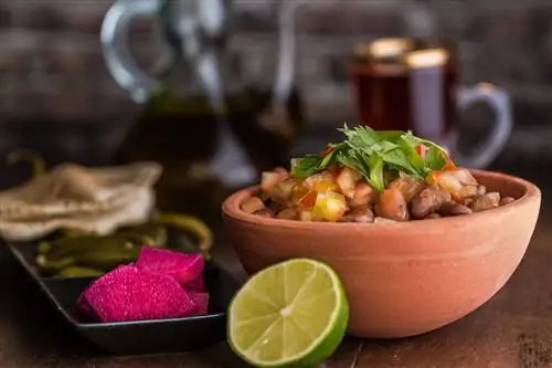 Фасоль Ful Modammas Fava с хлебом, чаем, лаймом и маринованными огурцами