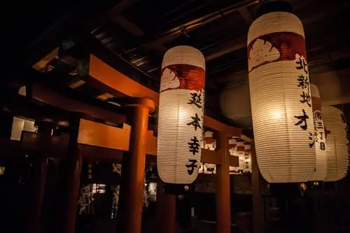 Качающиеся фонари, застывшие от быстрого затвора - храм Ходзен-дзи, Осака