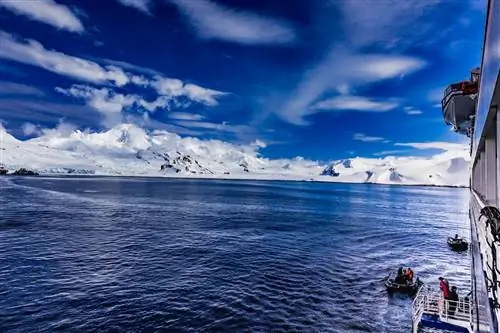 крупный план корабля в антарктических водах