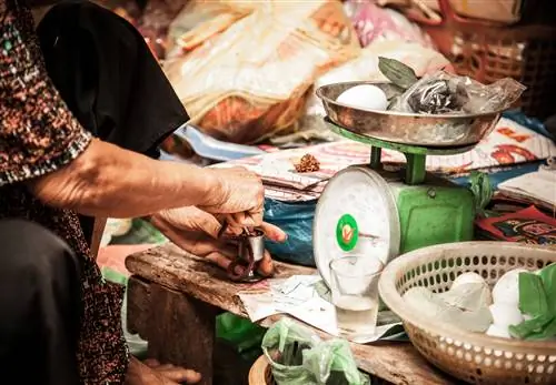 Госпожа Сначала готовит смесь орехов бетеля и табака.