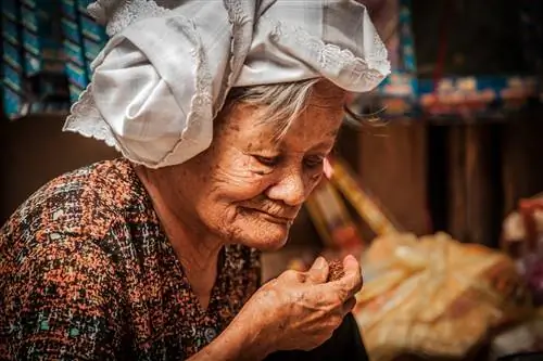 Мисс Первая созерцает свой жевательный табак.