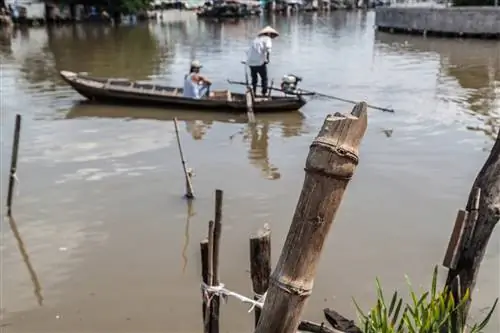 Пассажира переправляют через реку возле дома дяди Шестого.