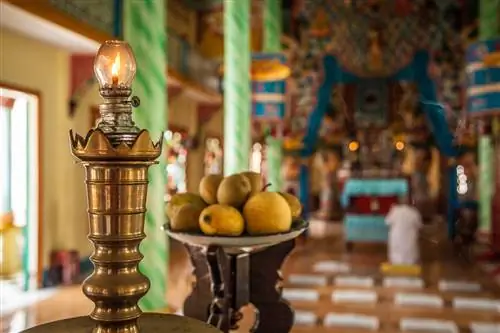 Интерьер храма Као Дай в районе Тху Тхуа.