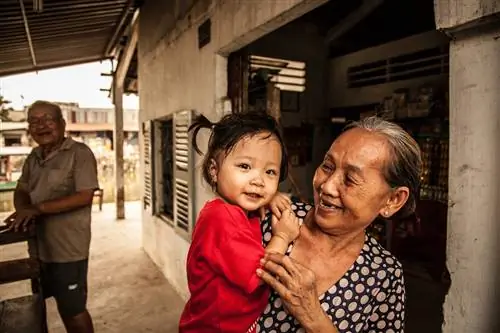 Улыбается всем вокруг.